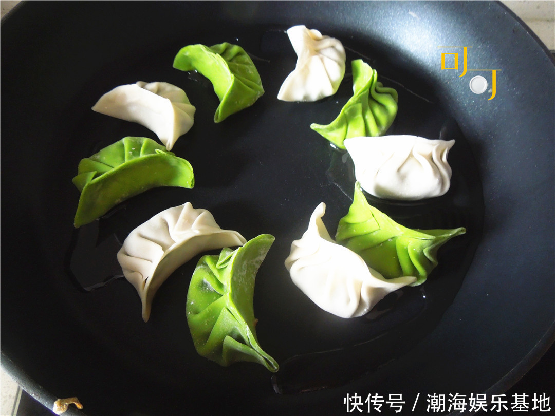 包饺子|出门前给老公准备的三鲜馅饺子,煮着吃煎着吃都可以,太方便