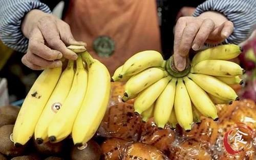 新鲜|为何香蕉在超市那么新鲜,买回家后没2天就发黑变烂?原因很简单