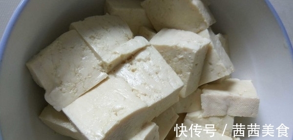 白菜炖豆腐|白菜炖豆腐，先炒白菜或者先炒豆腐都不对，这样才好吃
