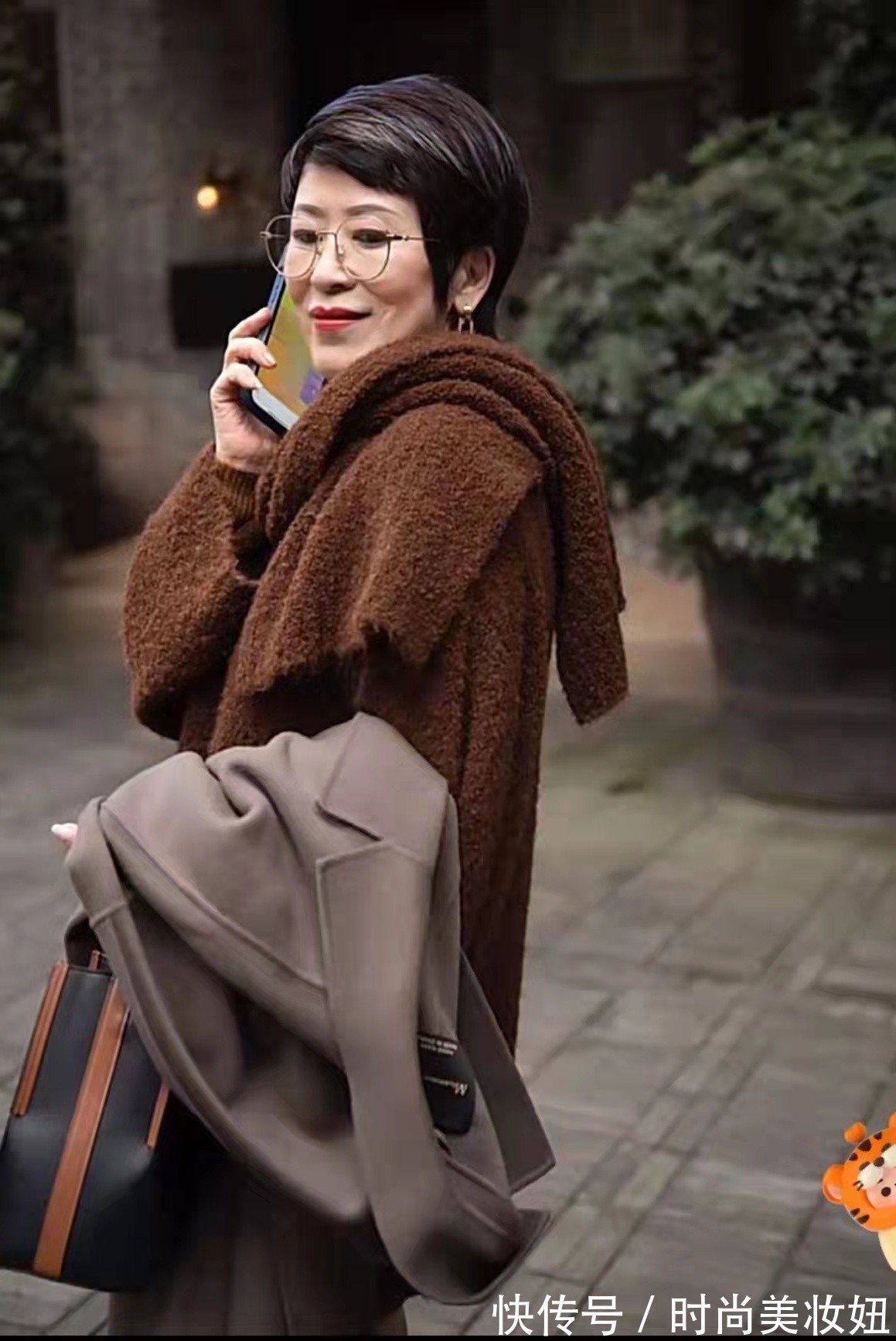 内衬 真正有气质的女人老了也很美,她靠穿搭赢得体面,高级大气