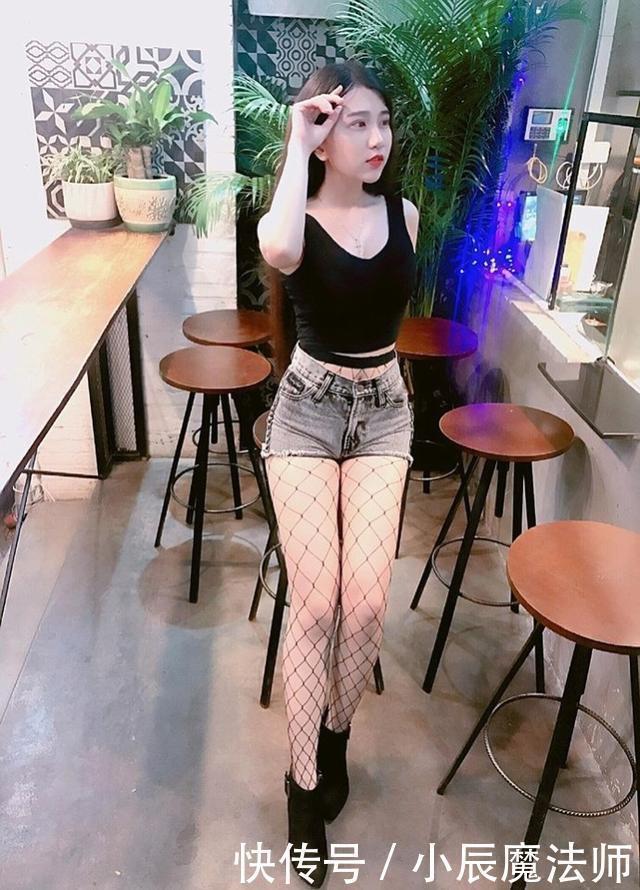 美女穿搭紧致打底裤展现迷人的身材,尽显潮流风范