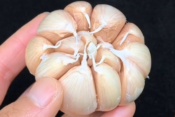 今天才知道,大蒜上藏着一个“小机关”,用手一按,蒜皮自动脱落