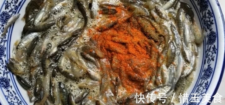 可口|外面一斤5元的小鱼,农村没人要,加两颗鸡蛋酥脆可口一盘不够吃