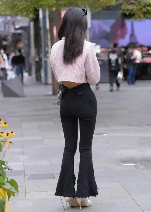 休闲喇叭裤来袭，个性造型帮你轻松塑造