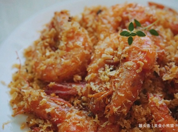 教你制作避风塘炒虾金黄澄亮,焦香酥脆,好吃到连壳都能嚼干净