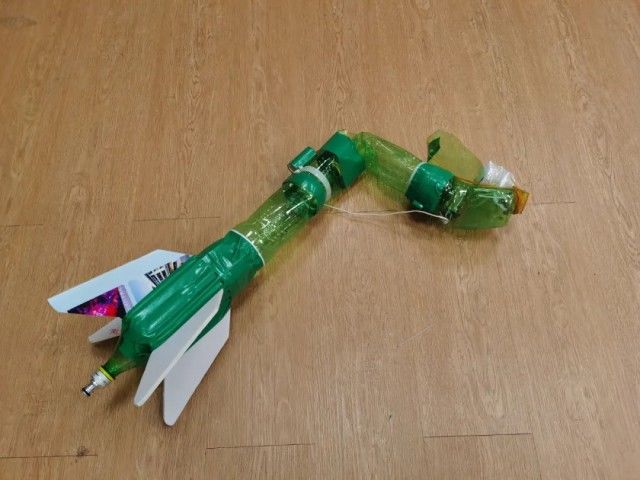 航天梦 一个“水火箭”,沸腾了整个操场!