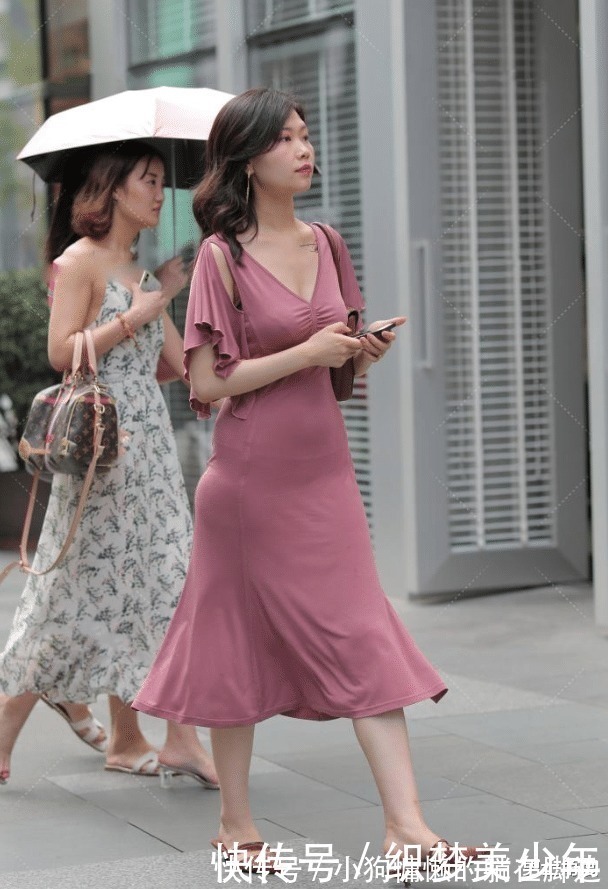 美女|贵妇嫌连衣裙“太闷热”,在袖子处“剪一刀”,这下终于不嫌热了
