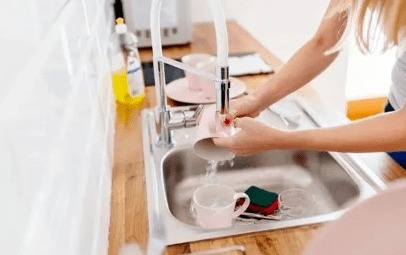 这样洗碗，也许正在、培养细菌，多数家庭中招，劝你趁早改正