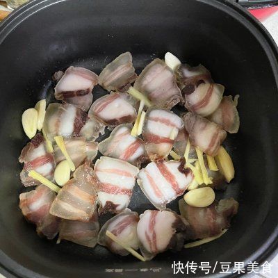 这道蒜苔炒腊肉香极了，儿子三天两头就要吃