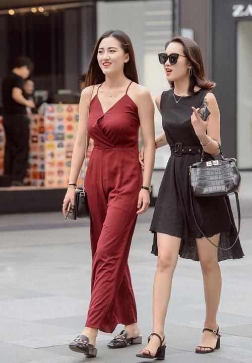 街拍街头英姿飒爽的小姐姐,简约大方的穿搭,潮流范儿十足