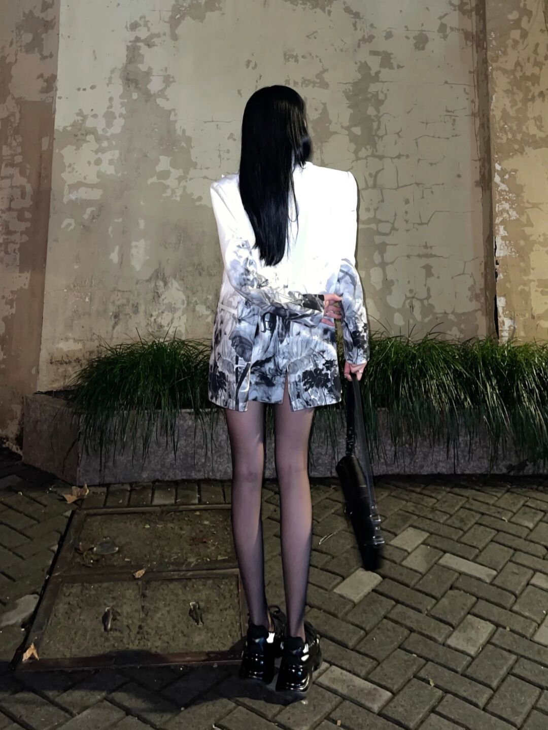 中国风 如花美貌的小姐姐, 一身黑色背心热裤配白色中国风外套, 气质满满