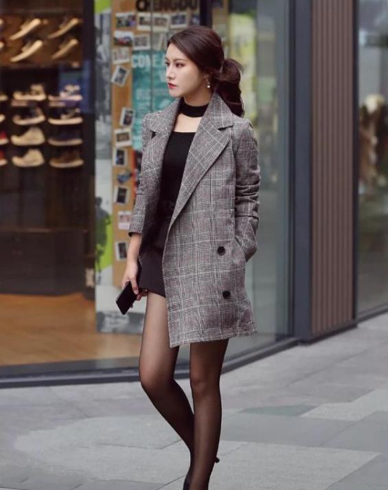 街拍:身材高挑大长腿的小姐姐,穿白色长裤,尽显气质淑女范