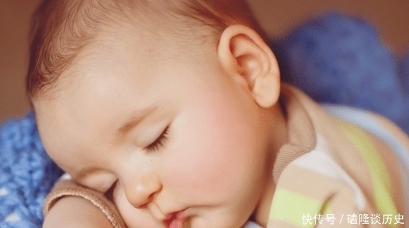 奶嘴|婴儿“吃饱”后模样有多萌?表情变化形象生动,与喝奶前是俩状态