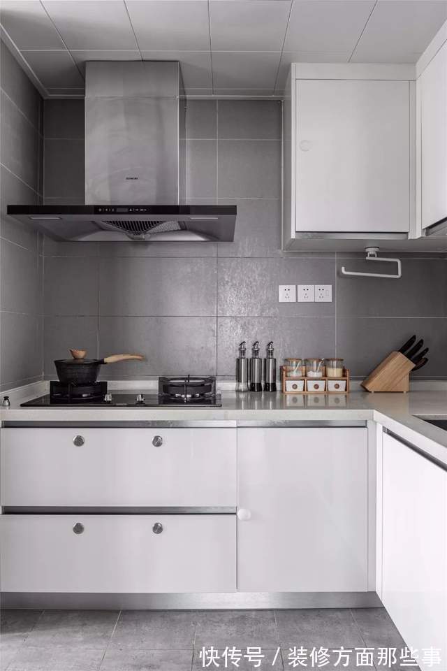 文化砖|112平现代三居室,整墙文化砖加上原木风的电视柜,文艺而又清新