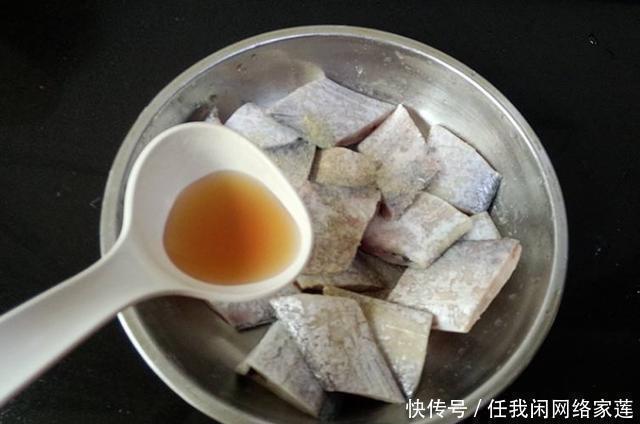 鲜嫩|煎带鱼,千万别再用淀粉大厨用它挂浆,外酥里嫩不粘锅,沒腥味