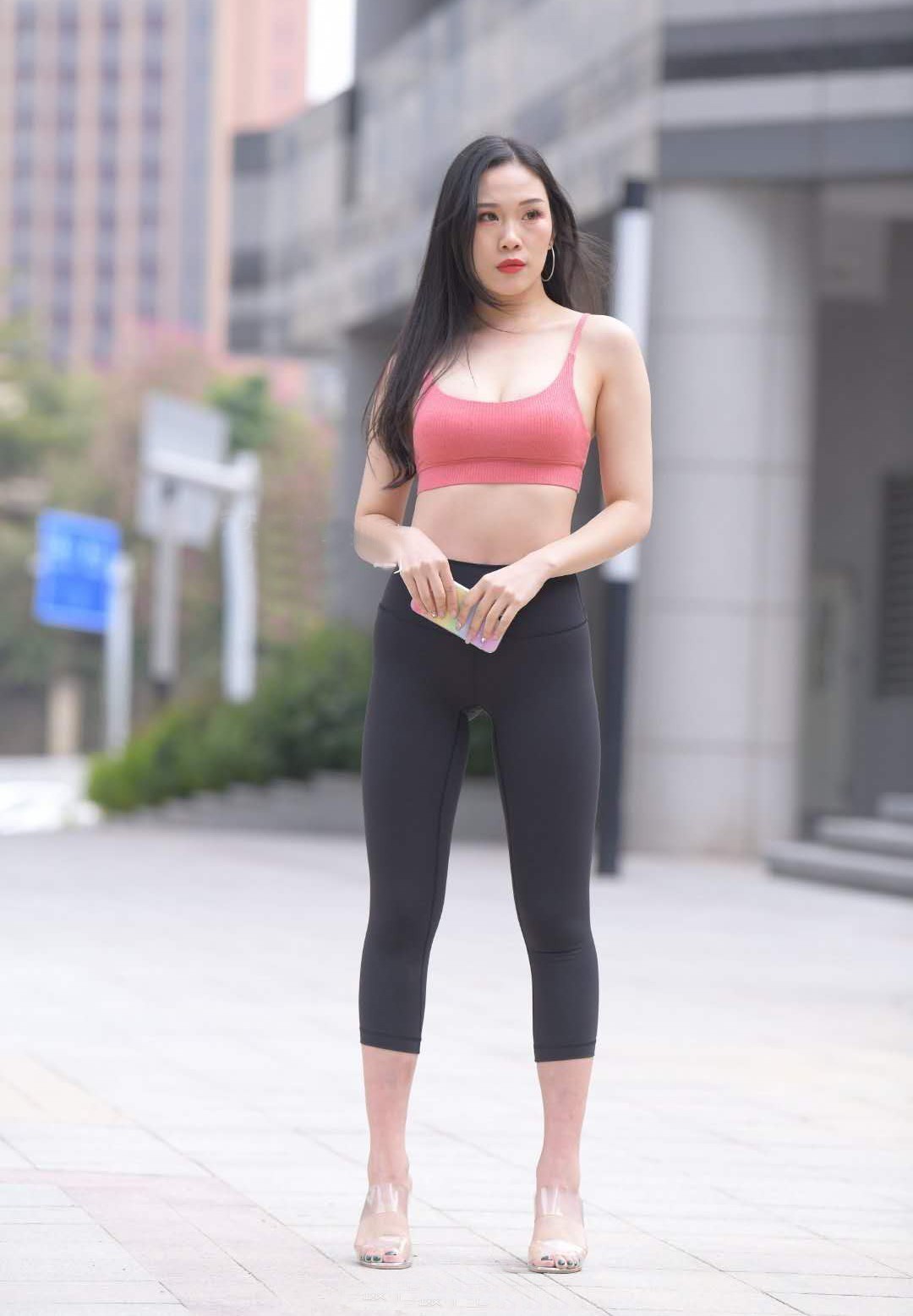 胶带 高个子的运动风穿搭,粉色短打背心+紧身运动裤,简单舒适又高级