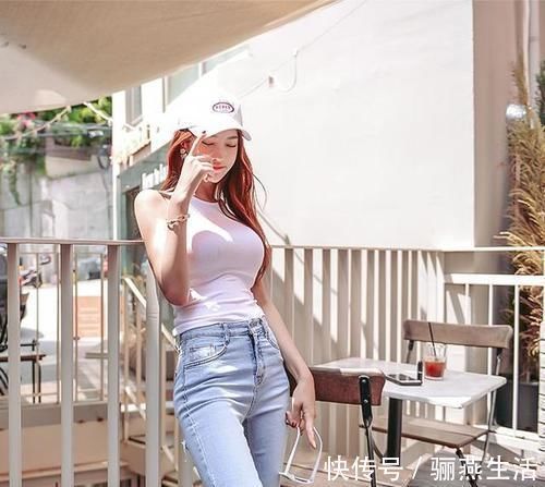 美搭 潮范儿美搭俏皮中带点性感的女生,应该是很多人喜欢的类型吧