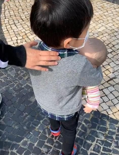 儿子|儿子闹着要妹妹,宝妈花300块买了一个,“兄妹”俩的互动笑翻网