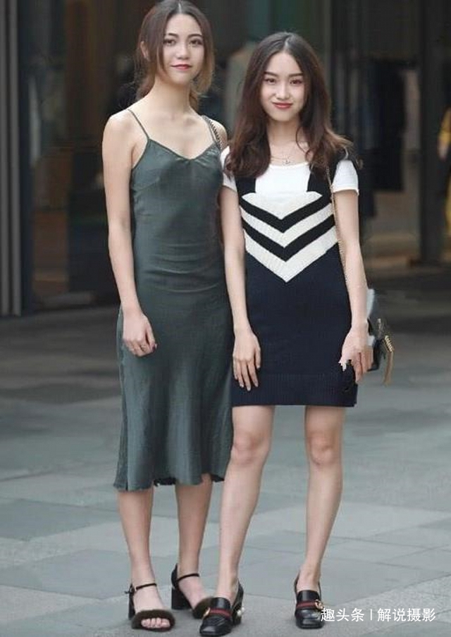 显得|路人街拍,美女穿搭着一件灰色的雪纺衬衫,显得落落大方