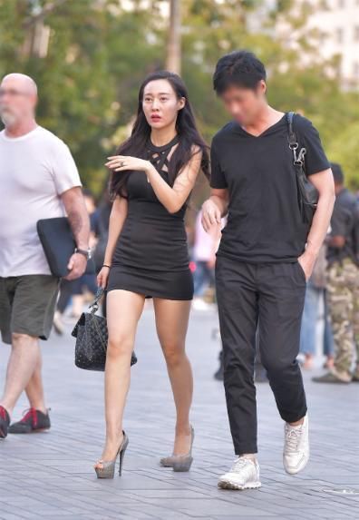 黑色修身套装，黑色手袋，时尚精致，高贵典雅