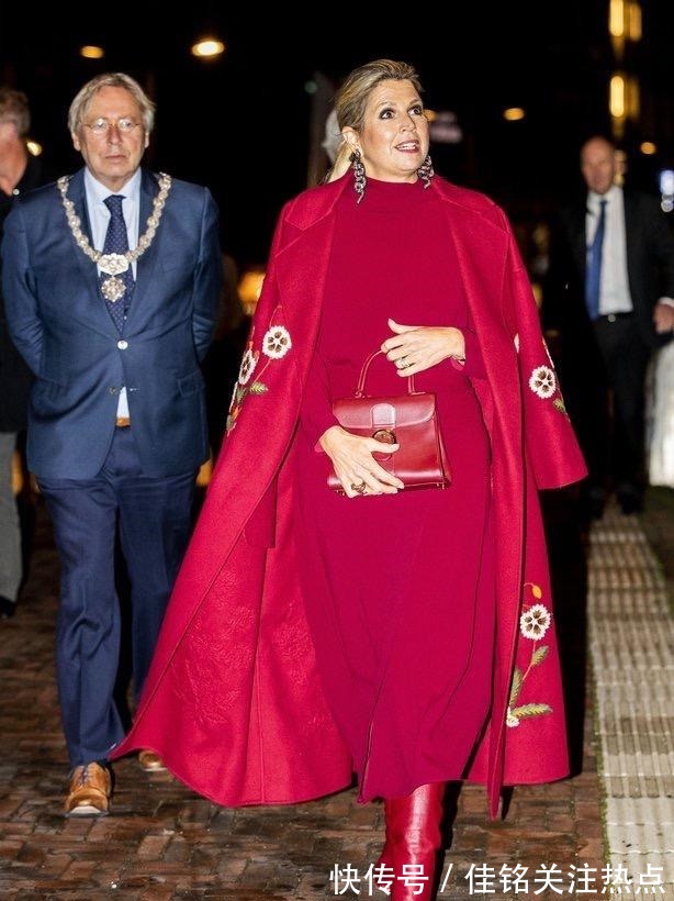 黄色 50岁荷兰王后穿搭用色超大胆,穿遍彩虹色,连英女王也望尘莫及!