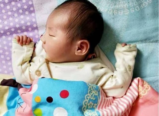 宝宝|新生儿宝宝偏爱“举手睡”,家长先别急着纠正,原因可爱又暖心