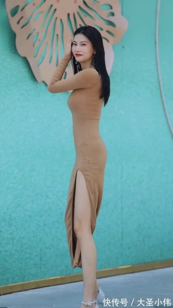 银白色|美女街拍:温柔的小姐姐,身穿卡其色连衣裙,开叉设计展现出令人羡慕的大长腿
