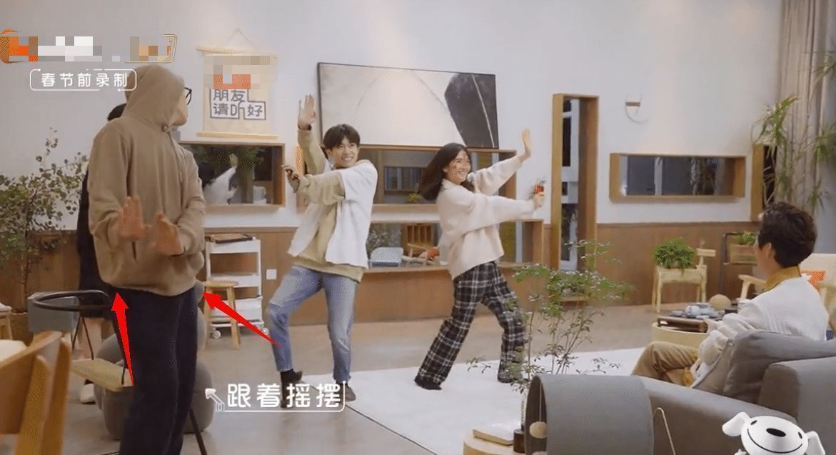 董又霖 千玺VS谢娜女团舞时,有谁注意到了范丞丞的反应瞬间被圈粉