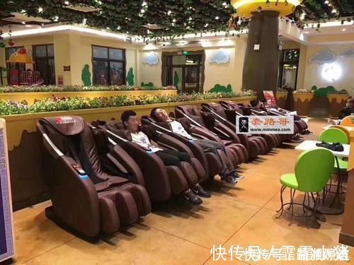 商家|火车站的“共享按摩椅”没几个人付费，为何商家还是能赚大钱呢？