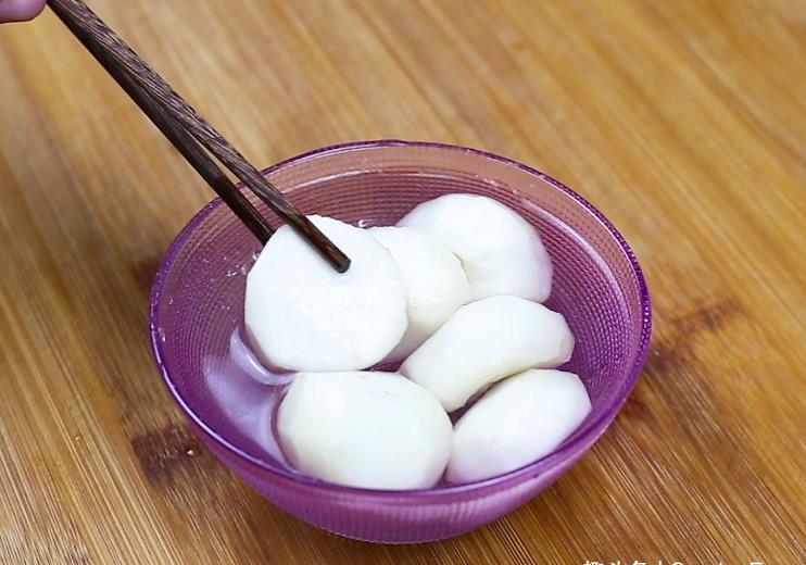 炸猪肉丸子时,谨记“2不放、加3样”丸子外焦里嫩,放凉也不硬