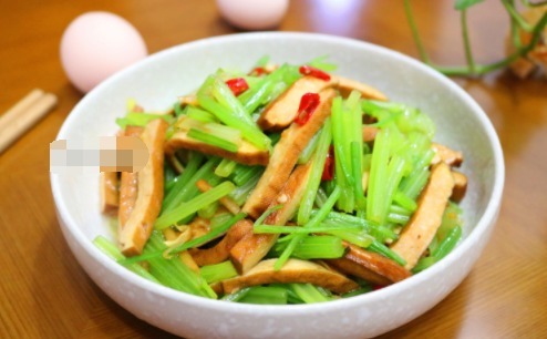 菜色|芹菜炒香干,直接炒就错了!少这一步,口感老硬,菜色也丑