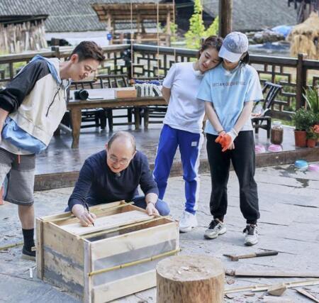 潘石屹手艺扑街何炅的话筒VS张继科的球拍,网友评价天差地别