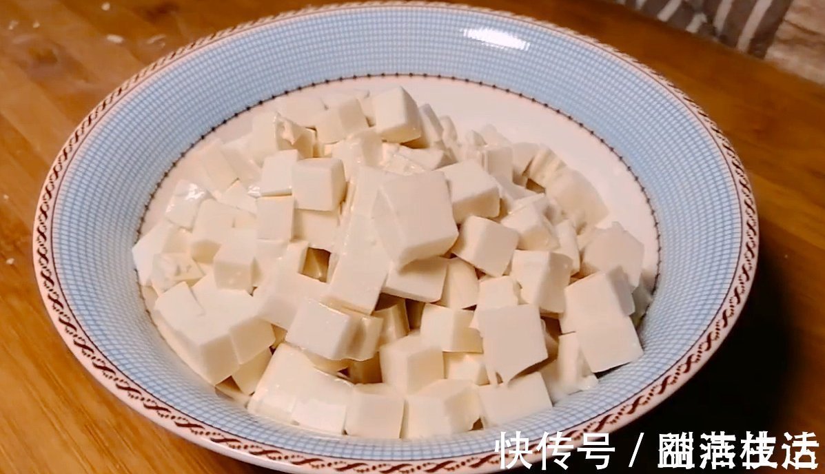 水豆腐|豆腐切成丁，不炒不炖不油炸，连吃1个月也不嫌烦，先收藏了