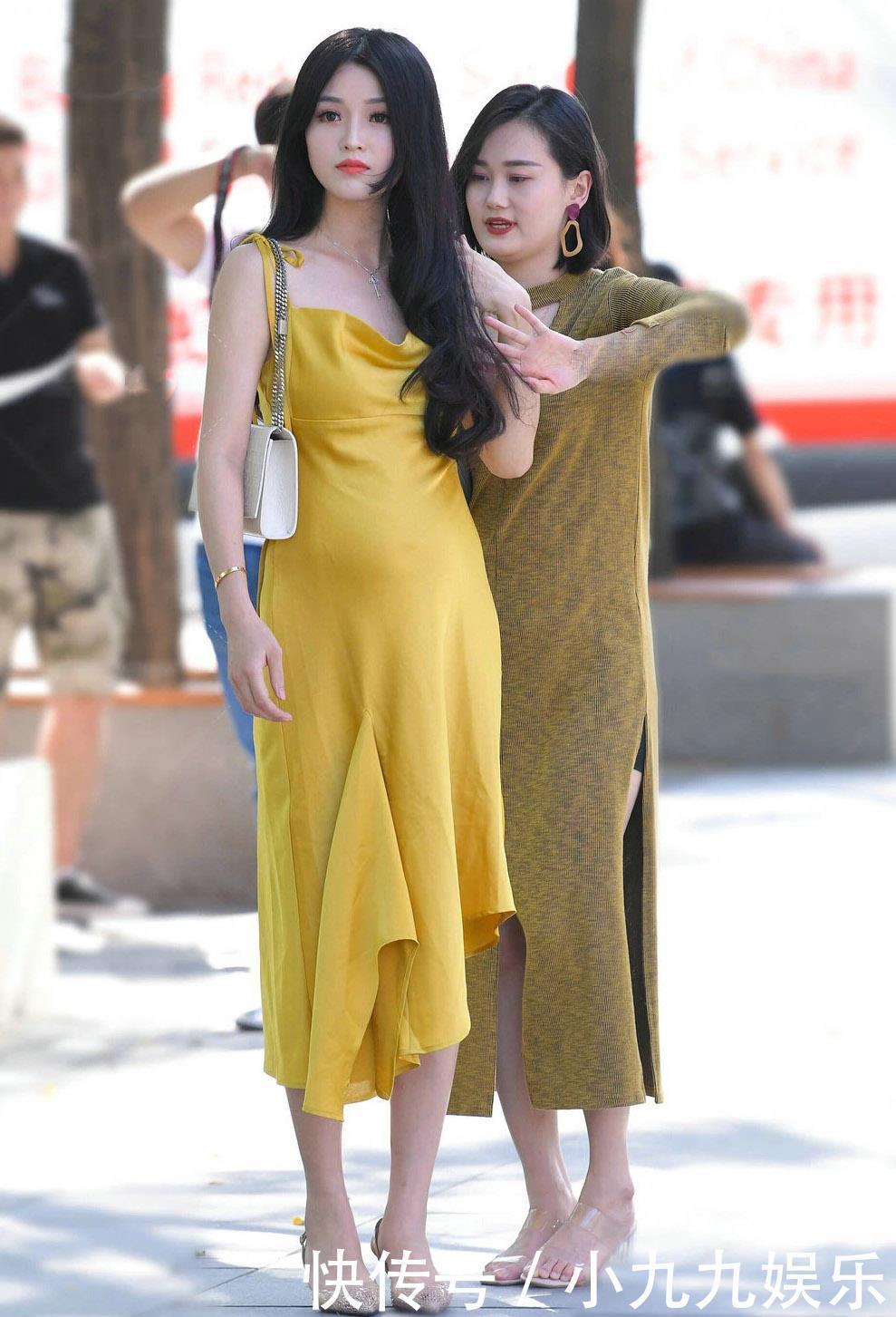 指导|穿“黄金裙”上街,大表姐亲自指导,是担心她嫁不出去吗