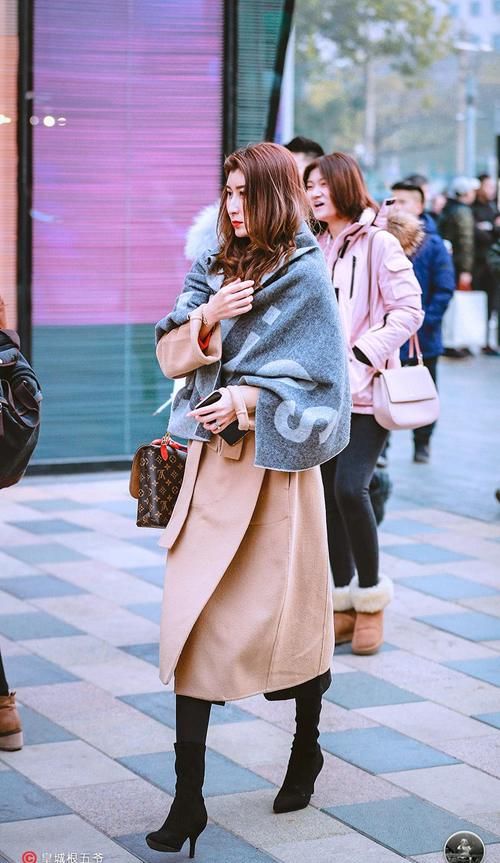 让自己|街拍:学习穿搭是一件巧妙的事情,因为它可以变化的招数有很多