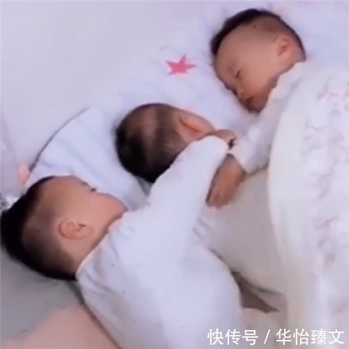 妈妈|三个宝宝一起睡觉，妈妈掀开被子一看，被双胞胎儿子的动作暖到了