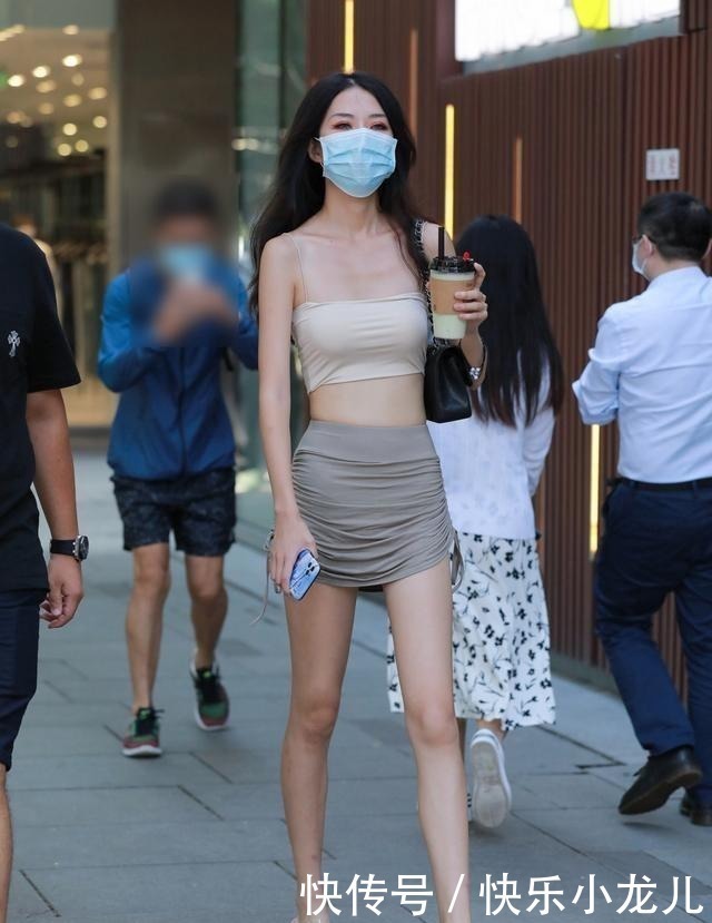 半身裙 “漏斗形”身材的连衣裙美女，得体耐看又时尚，白里透白