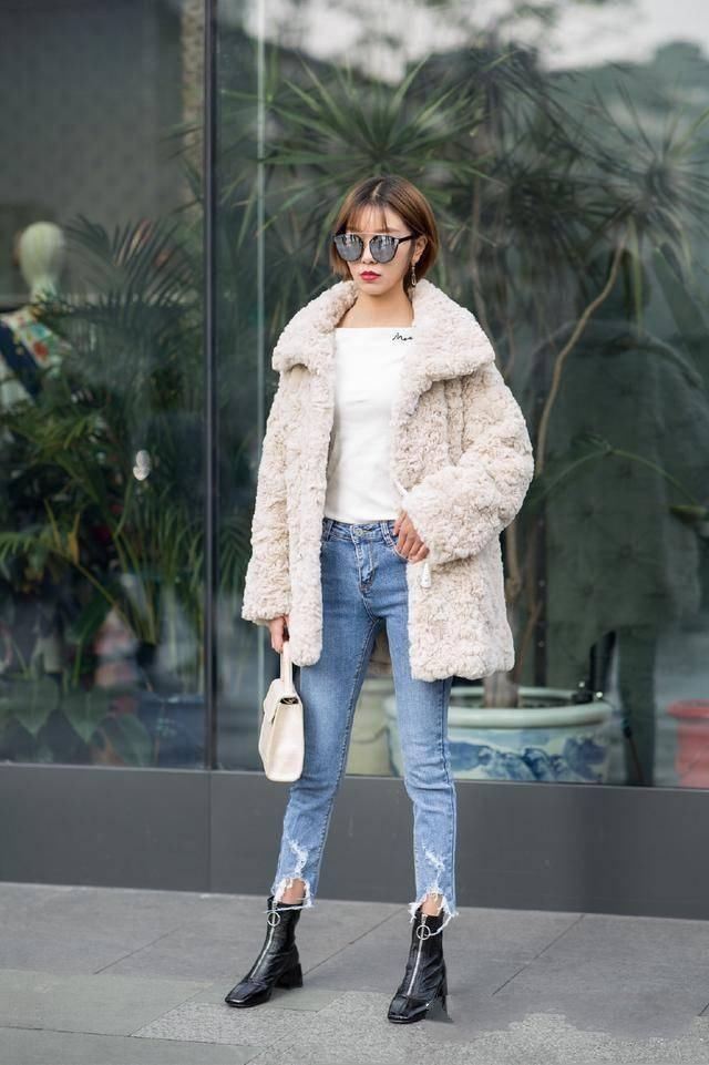 时髦的牛仔裤装扮潮流无限，可以彰显出清新又唯美的时尚风