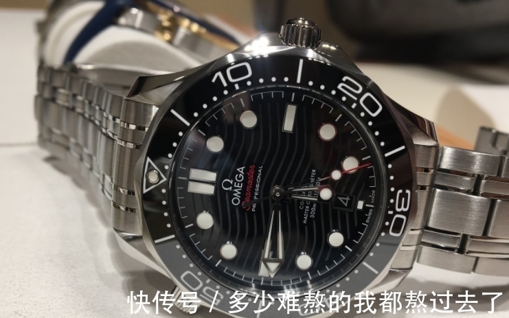 腕表|欧米茄海马和劳力士潜航者，哪款更适合玩水的时候佩戴？