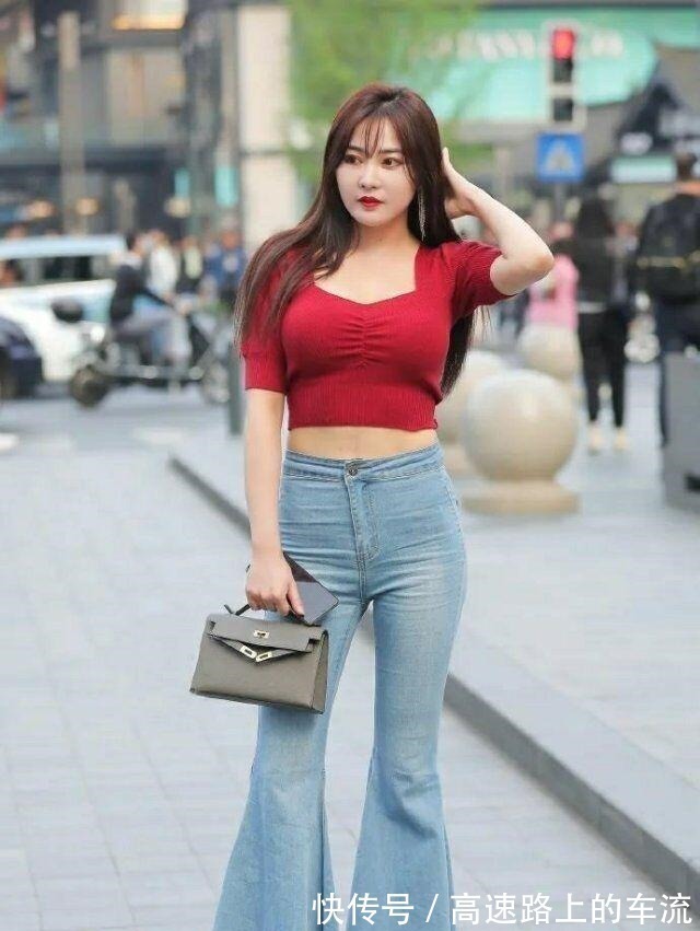 搭配 明亮耀眼的打底裤穿出优雅高级感,承载姑娘姣好的身材,高贵冷艳!