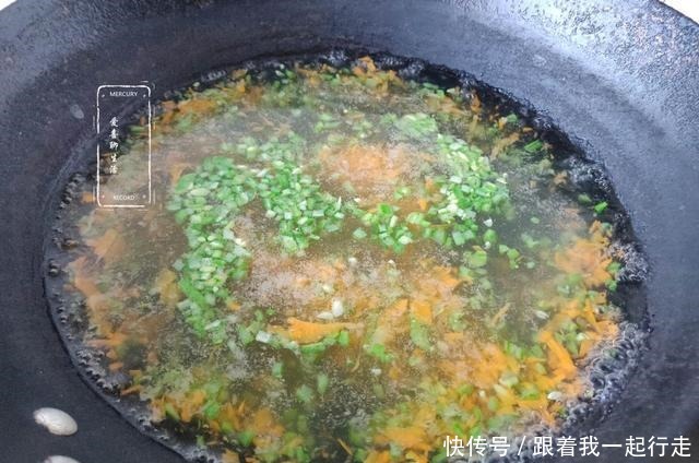 这两种食材,一个补钙一个护眼,搭配一起做成小饼,满屋飘香诱人