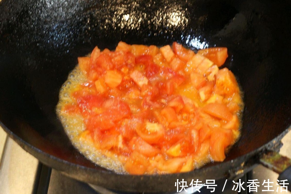 好吃|多给孩子吃龙利鱼,肉多刺少,加入番茄一起炖煮,酸甜又好吃