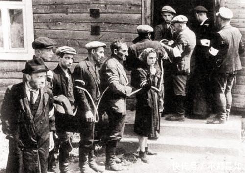 二战|二战老照片被拖出去枪毙的犹太难民，心肠狠毒的纳粹集中营女兵
