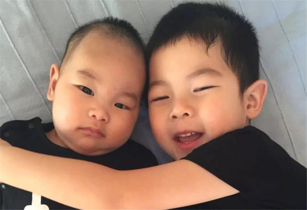 二胎家庭|5岁女儿和爸爸商议把弟弟“卖掉”,爸爸听到理由后,哭笑不得