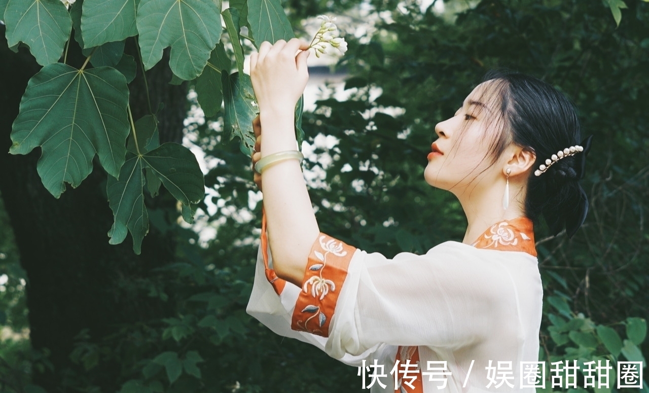 凉凉|五言格律:一卷丹青列,满怀诗趣融。行行皆擢秀,平仄润秋风