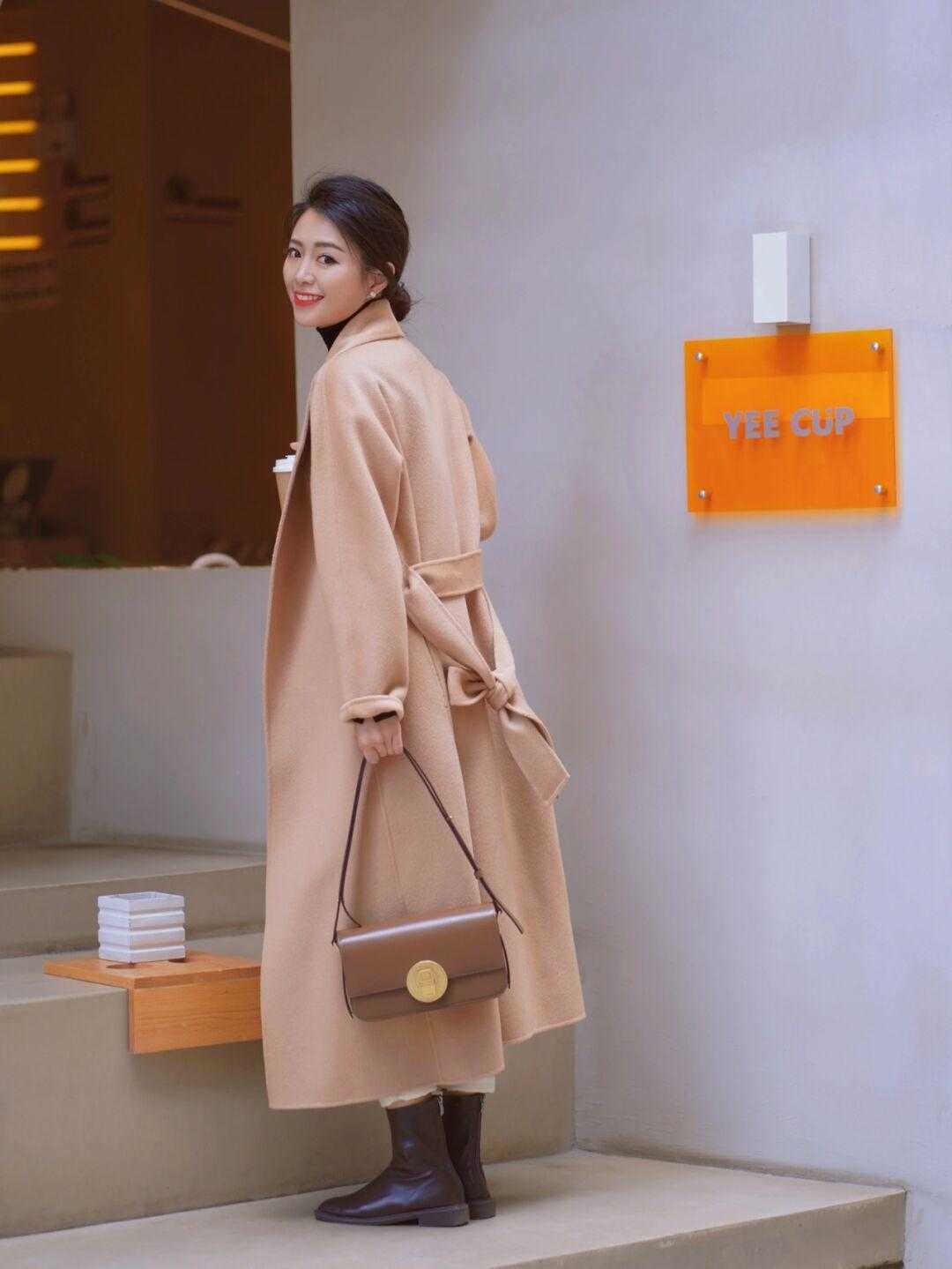 直筒裤 冬天大衣别再配裙子了!与卷边直筒裤搭配,保暖舒适还有气场