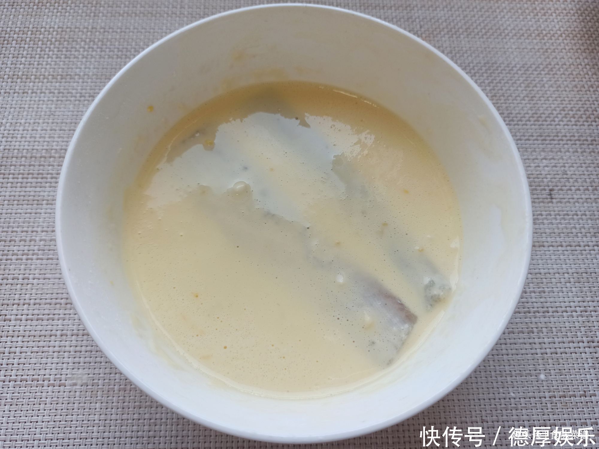 炸带鱼直接下锅就错了,只需多做3步,出锅外酥里嫩,好吃没腥味