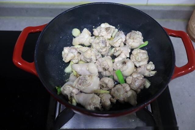 台式三杯鸡的家常做法，后悔没早几年做，1斤多鸡腿一扫而光