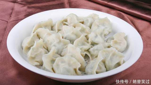 白菜饺子调馅有诀窍,照着做,白菜不出水,饺子鲜嫩多汁味道好