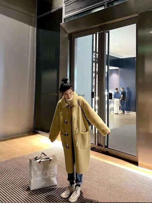 先把“羽绒服”收起来吧，今年流行这几款外套，保暖时尚还百搭